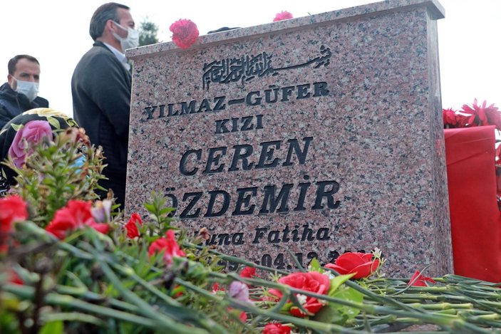 Ceren Özdemir, 1'inci ölüm yıl dönümünde mezarı başında anıldı -5