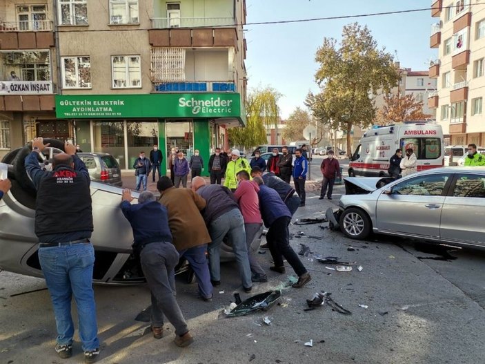 Kaza yapan otomobil ters döndü: 3 yaralı -1