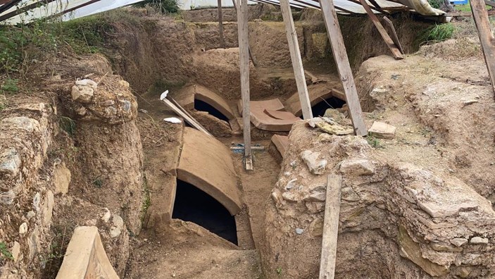 İznik'te 5 lahit bulunan zeytinlikte yeni mezar odaları bulundu -2
