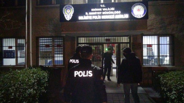 d Kısıtlamada gidecek yeri olmadığını söyleyen gence polis yardımcı oldu -4