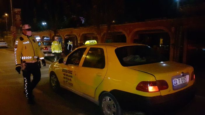 Kısıtlamada gidecek yeri olmadığını söyleyen gence polis yardımcı oldu -7