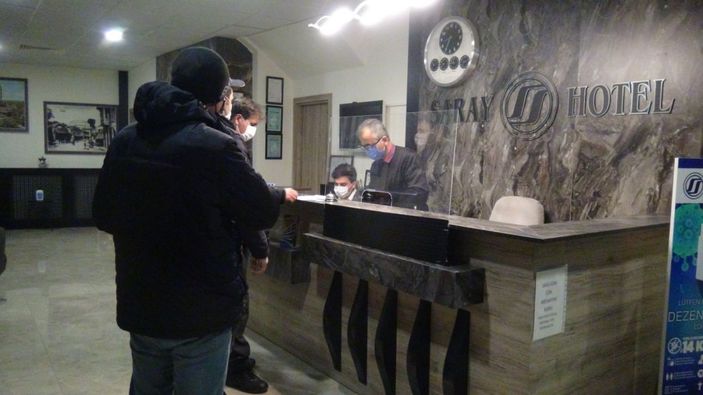 Kısıtlamada gidecek yeri olmadığını söyleyen gence polis yardımcı oldu -6