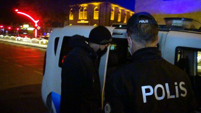 d Kısıtlamada gidecek yeri olmadığını söyleyen gence polis yardımcı oldu -3