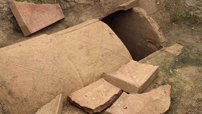 İznik'te 5 lahit bulunan zeytinlikte yeni mezar odaları bulundu -1