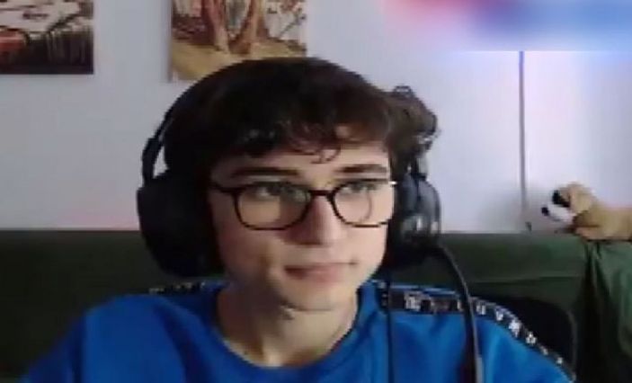 d Depreme canlı yayında oyun oynarken yakalandı -1