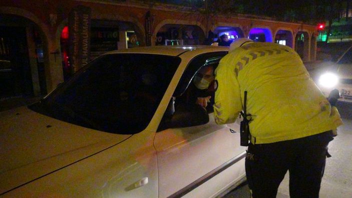 Kısıtlamada gidecek yeri olmadığını söyleyen gence polis yardımcı oldu -9