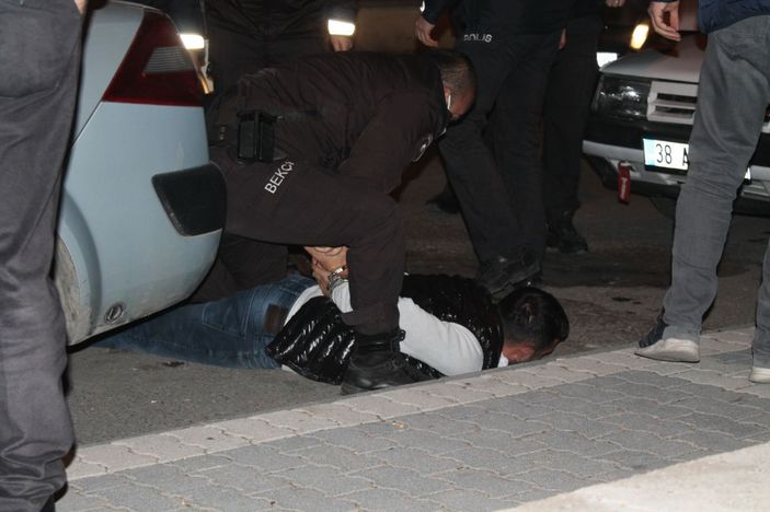 Babalarına kızıp havaya ateş açan iki kardeş gözaltına alındı -1