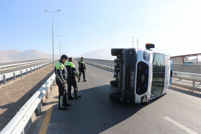 Koronavirüs hastasına giden ambulans kaza yaptı: 3 yaralı -4