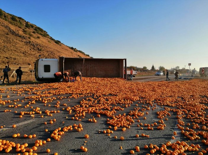 Kamyon devrildi; 15 ton mandalina yola saçıldı -5