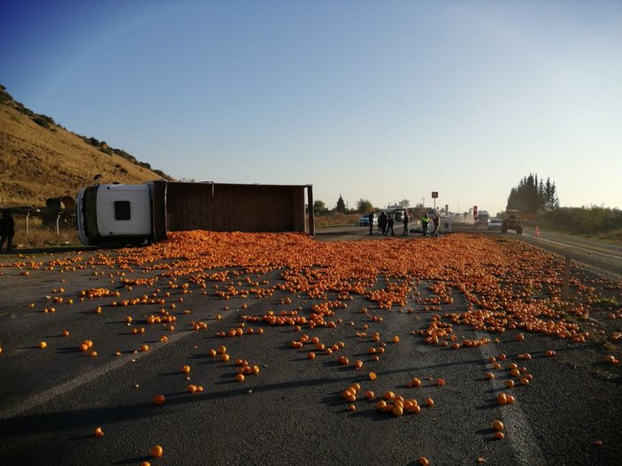 Kamyon devrildi; 15 ton mandalina yola saçıldı -2