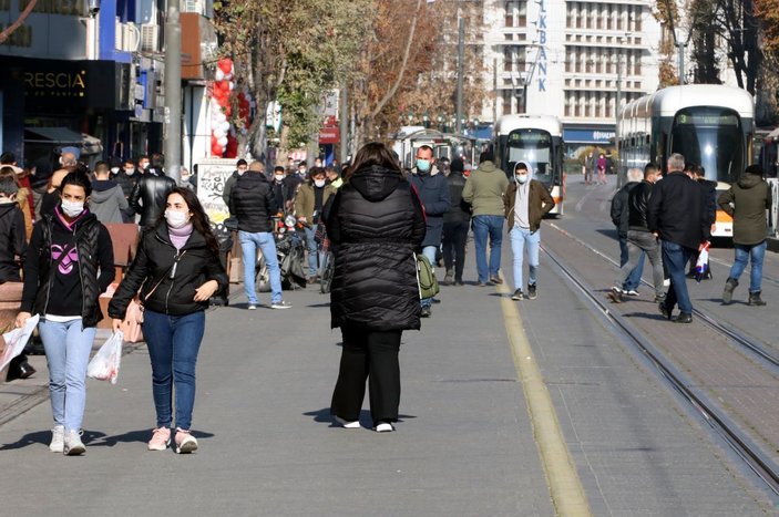 Eskişehir'de 2 günlük kısıtlama sonrası sokaklar doldu -5