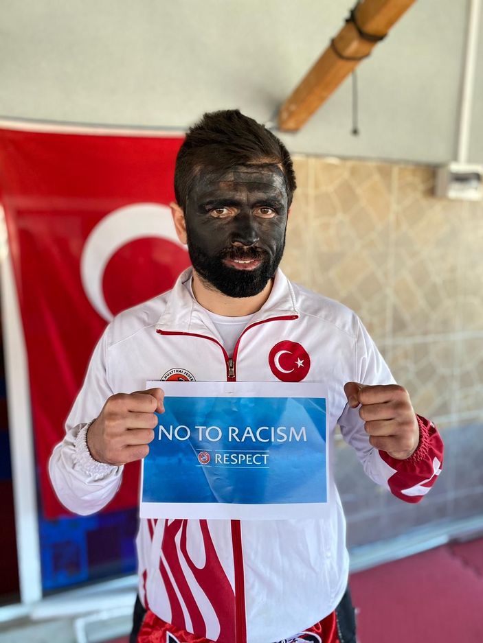 Yüzlerini siyaha boyayarak ırkçılığı protesto ettiler -7