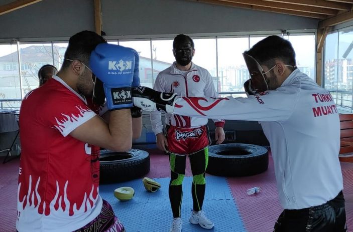 Yüzlerini siyaha boyayarak ırkçılığı protesto ettiler -5