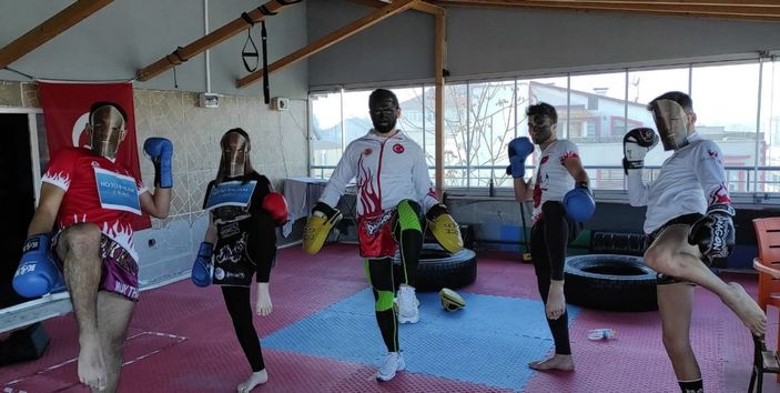 Yüzlerini siyaha boyayarak ırkçılığı protesto ettiler -4