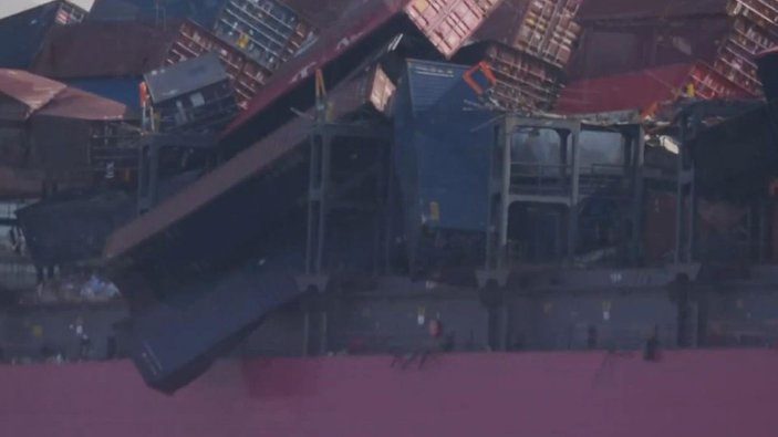 Japonya'da kargo gemisindeki iki bin konteyner devrildi