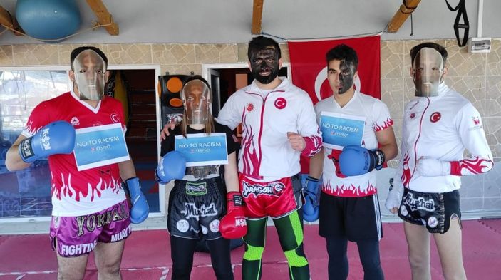 Yüzlerini siyaha boyayarak ırkçılığı protesto ettiler -1