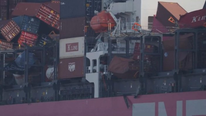 Japonya'da kargo gemisindeki iki bin konteyner devrildi
