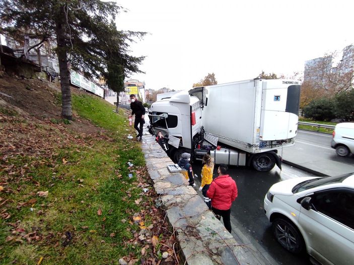 Şişli'de balık yüklü TIR istinat duvarına çarptı -2