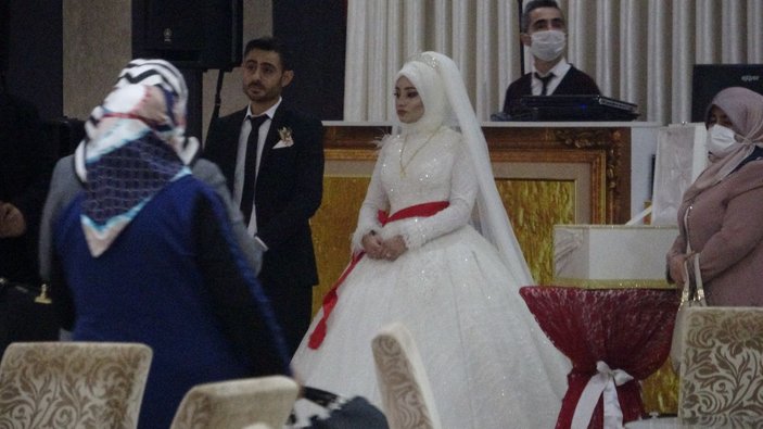 Bursa'da düğüne polis baskını
