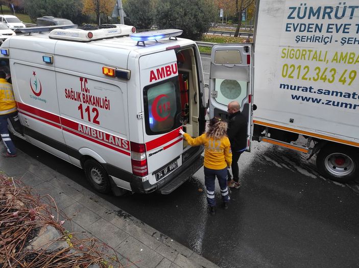 Şişli'de balık yüklü TIR istinat duvarına çarptı -4
