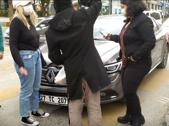 Işıklarda duran genç kızın aracına çarpıp kaçtı -1