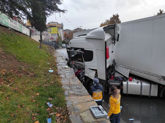 Şişli'de balık yüklü TIR istinat duvarına çarptı -3