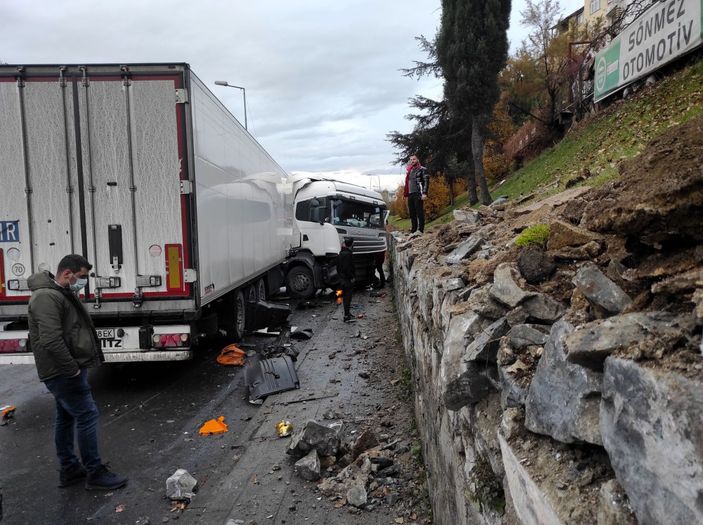 Şişli'de balık yüklü TIR istinat duvarına çarptı -7