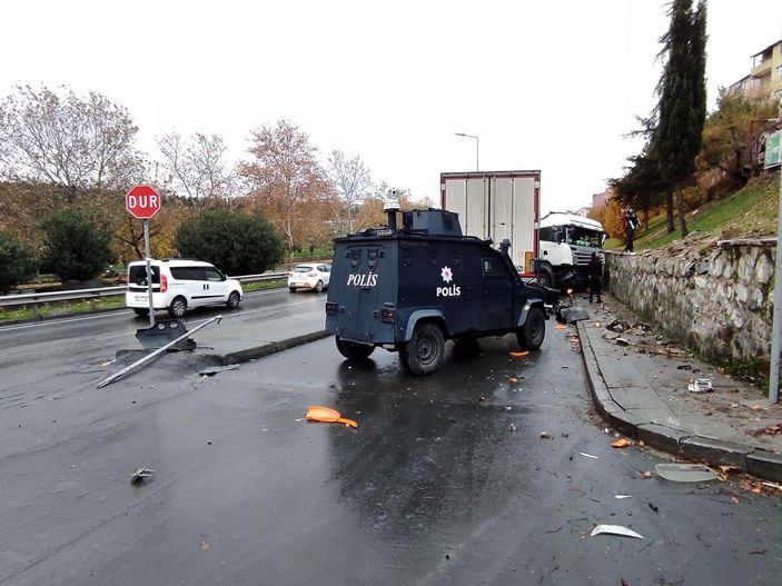 Şişli'de balık yüklü TIR istinat duvarına çarptı -6
