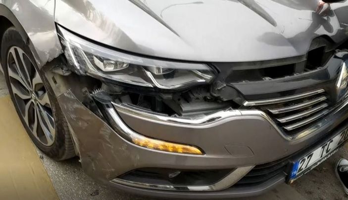 Işıklarda duran genç kızın aracına çarpıp kaçtı -4