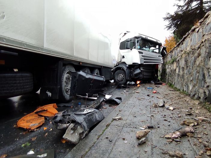 Şişli'de balık yüklü TIR istinat duvarına çarptı -9
