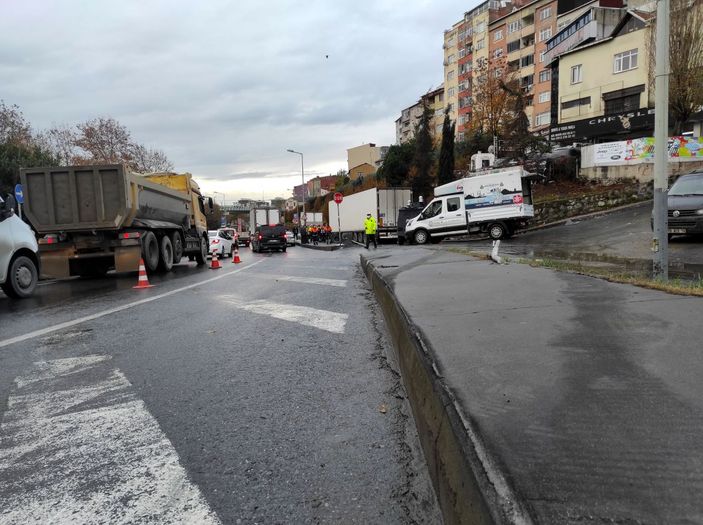 Şişli'de balık yüklü TIR istinat duvarına çarptı -5