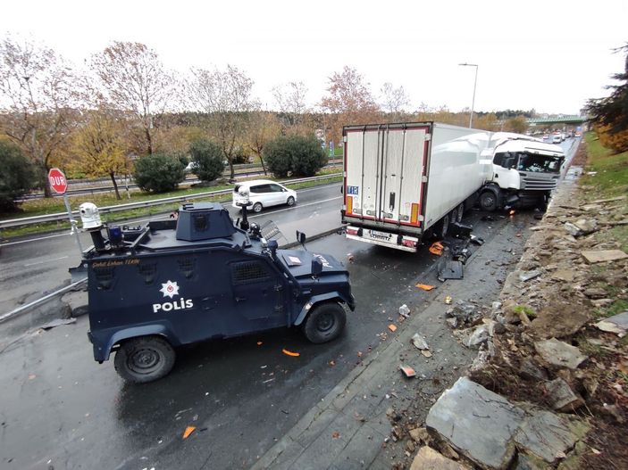 Şişli'de balık yüklü TIR istinat duvarına çarptı -1