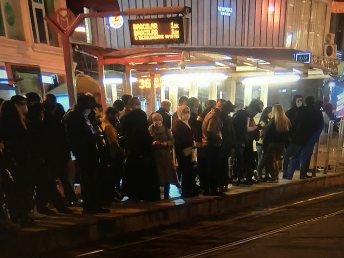 İstanbul'da tramvaylarda korkutan kalabalık  -1