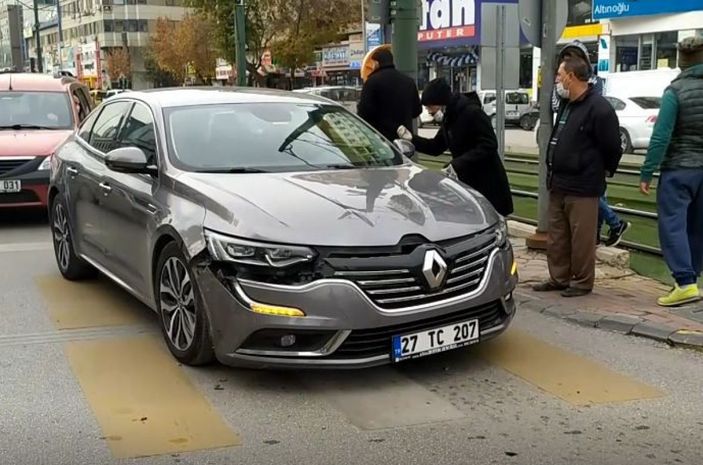 Işıklarda duran genç kızın aracına çarpıp kaçtı -3