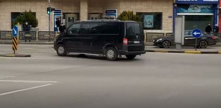 Işıklarda duran genç kızın aracına çarpıp kaçtı -2