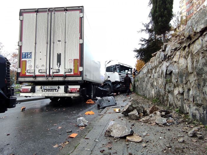 Şişli'de balık yüklü TIR istinat duvarına çarptı -8