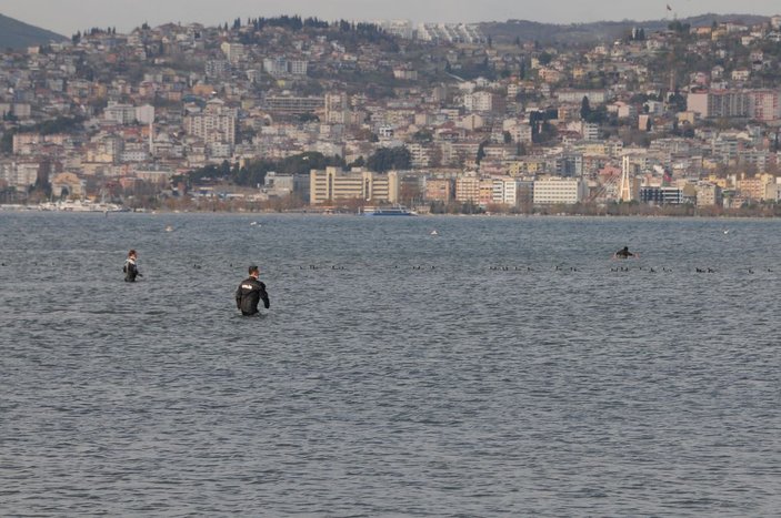 Kocaeli'de kaçak midye avcılarını dalgıç polisler, denizde kovaladı