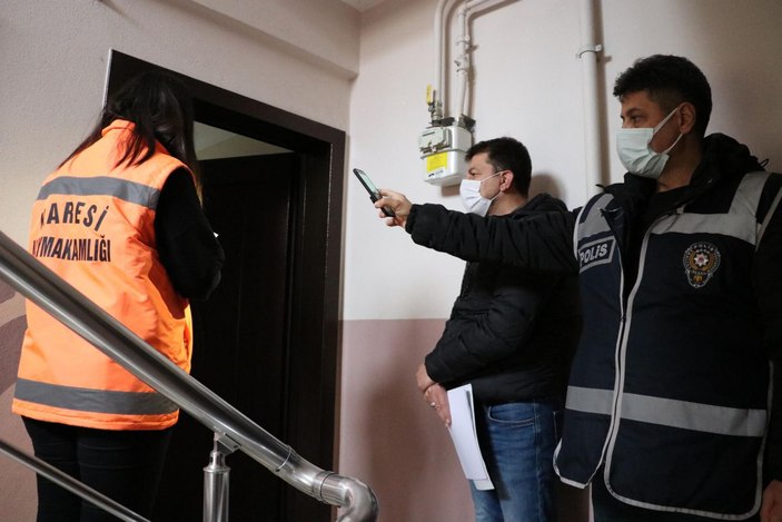 Balıkesir'de koronavirüs pozitif vakaların bulunduğu hanelere uyarısı yazısı asıldı -5
