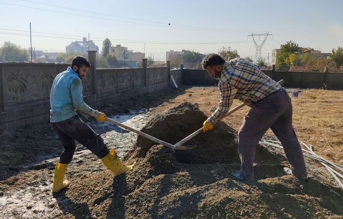 Batmanlı milli sporcu, asker harçlığı için inşaatta çalışıyor