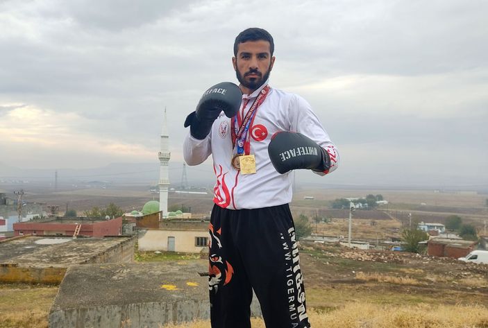 Batmanlı milli sporcu, asker harçlığı için inşaatta çalışıyor