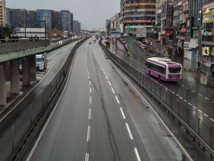 Kısıtlama nedeniyle meydanlar ve yollar boş kaldı -5
