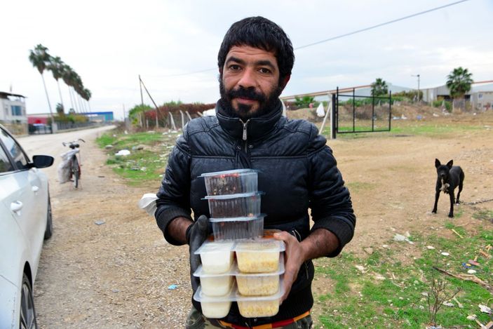 Sokak kısıtlamasında aracıyla sıcak yemek dağıttı -4