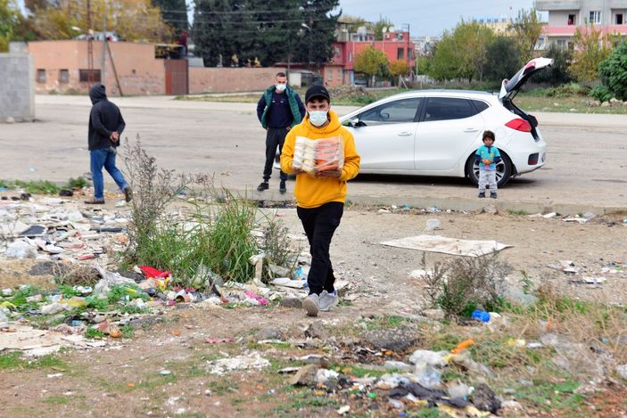 Sokak kısıtlamasında aracıyla sıcak yemek dağıttı -3