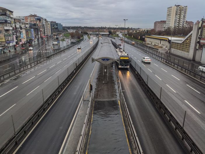 Kısıtlama nedeniyle meydanlar ve yollar boş kaldı -1