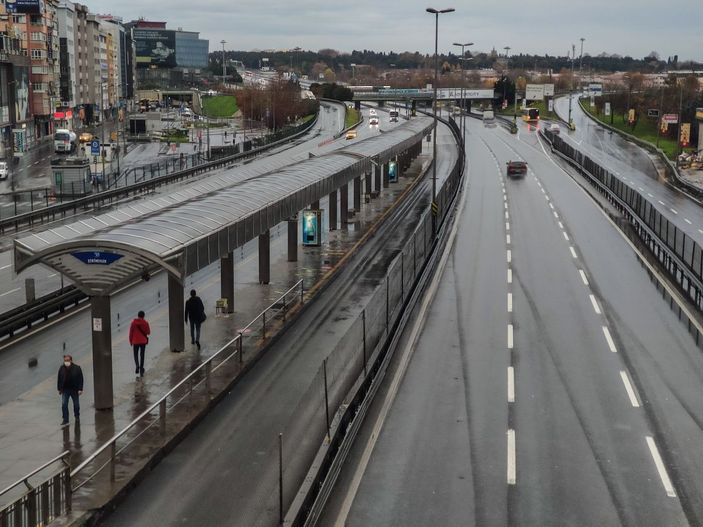 Kısıtlama nedeniyle meydanlar ve yollar boş kaldı -2
