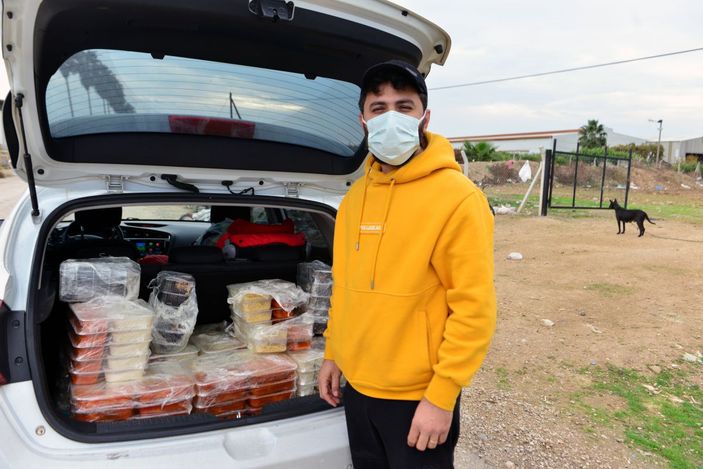 d Sokak kısıtlamasında aracıyla sıcak yemek dağıttı -5