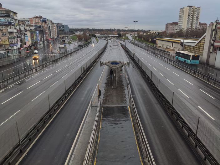 Kısıtlama nedeniyle meydanlar ve yollar boş kaldı -7