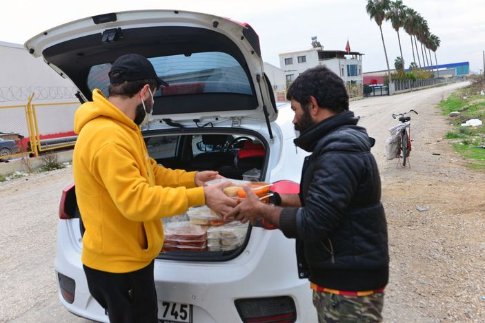 Sokak kısıtlamasında aracıyla sıcak yemek dağıttı -1
