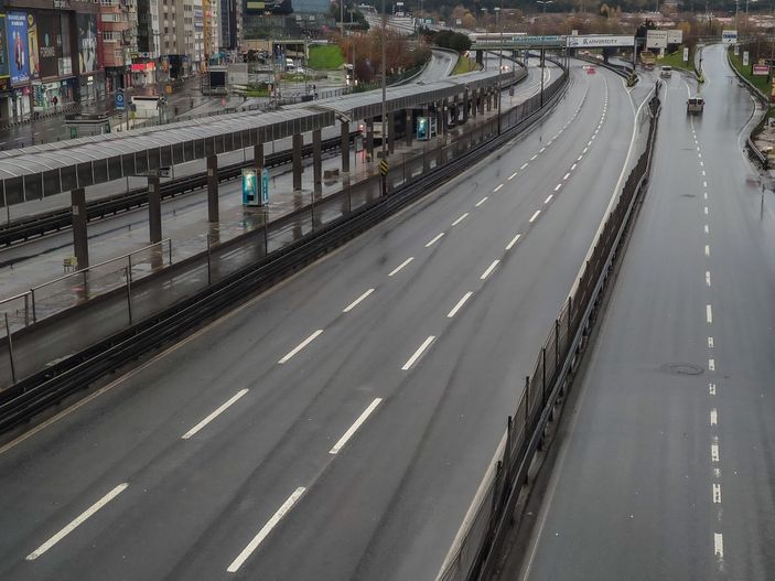 Kısıtlama nedeniyle meydanlar ve yollar boş kaldı -3