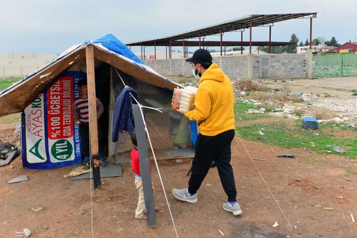 Sokak kısıtlamasında aracıyla sıcak yemek dağıttı -2
